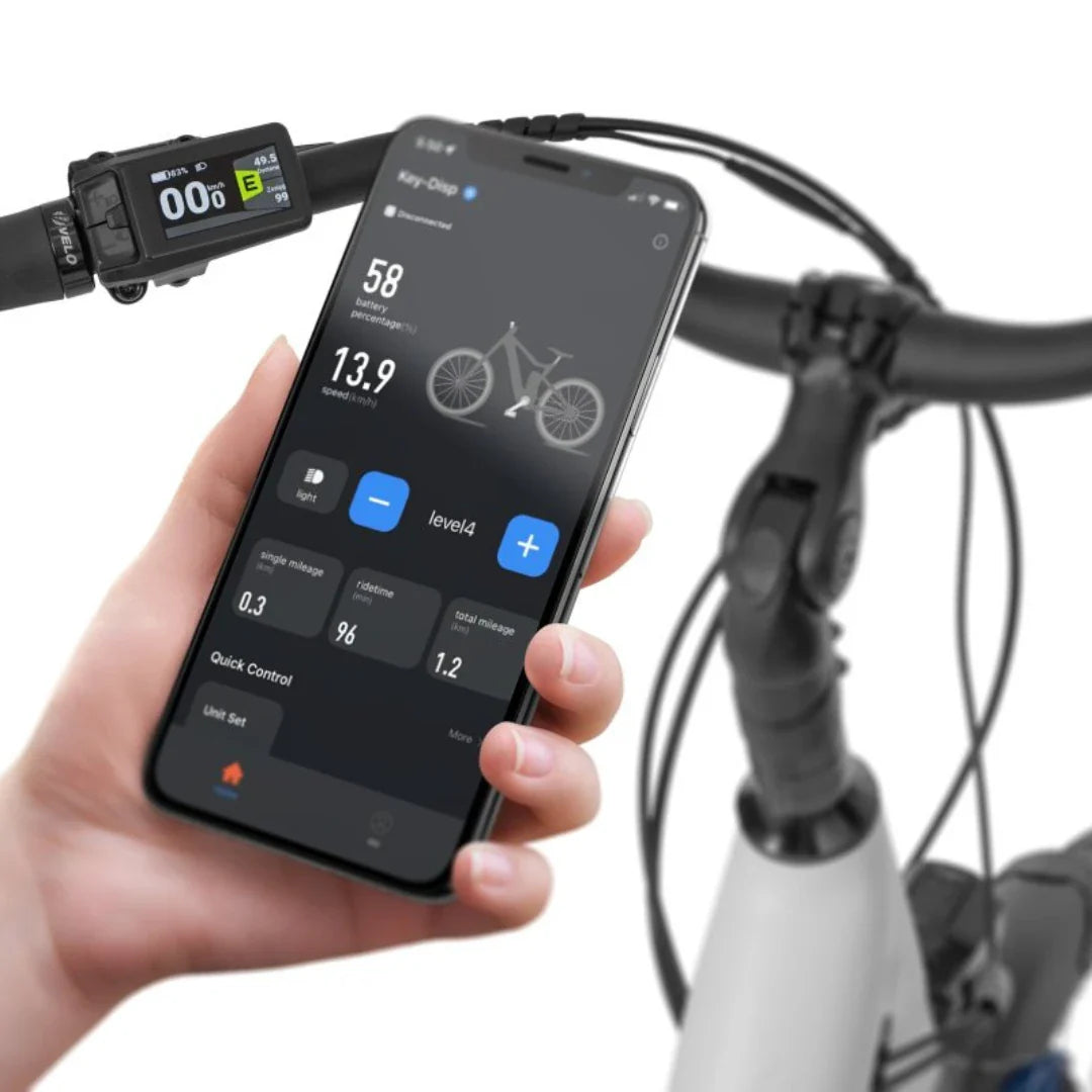 Izdelek je električno kolo, znamke Ecobike, model LX 100. Na sliki je prikazana ročna naprava, ki prikazuje podatke o bateriji in hitrosti, ter pametni telefon, ki upravlja funkcije kolesa, kot so nivoji moči in druge nastavitve. Kolo ima sodoben dizajn in je opremljeno s tehnologijo za enostavno upravljanje.