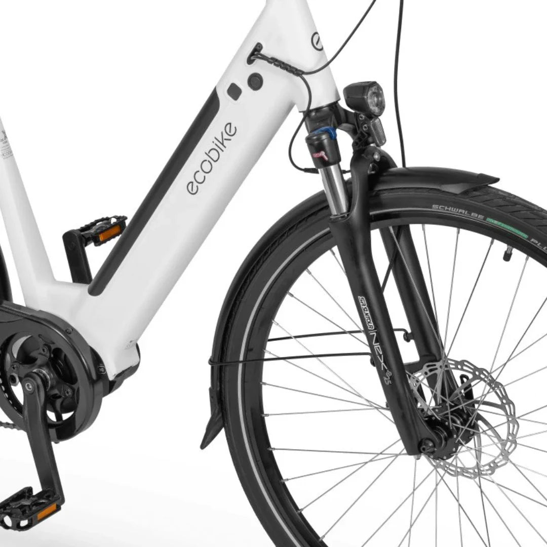 Izdelek je električno kolo znamke Ecobike, model LX 100. Na sliki je vidna prednja stran kolesa, kjer se lahko opazi okvir v beli barvi, sprednje vzmetenje in disk zavore. Kolo ima tudi pedala in gume, ki so primerne za različne terene. Vidna je tudi lučka na sprednjem delu, kar nakazuje na možnost vožnje v slabših svetlobnih pogojih.