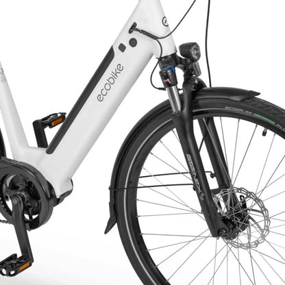 Izdelek je električno kolo znamke Ecobike, model LX 100. Na sliki je vidna prednja stran kolesa, kjer se lahko opazi okvir v beli barvi, sprednje vzmetenje in disk zavore. Kolo ima tudi pedala in gume, ki so primerne za različne terene. Vidna je tudi lučka na sprednjem delu, kar nakazuje na možnost vožnje v slabših svetlobnih pogojih.