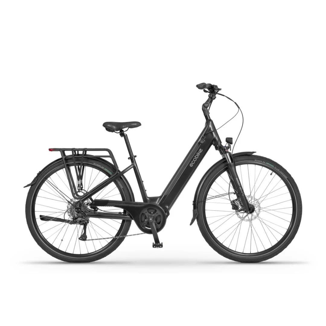 Izdelek na sliki je električno kolo znamke Ecobike, model LX 100. Kolo ima udoben okvir z nizkim vstopom, kar olajša uporabo. Opremljeno je z debelimi pnevmatikami, diskastimi zavorami in nosilcem za prtljago, kar ga naredi primernega za mestno vožnjo in daljše izlete. Barva kolesa je črna, kar mu daje sodoben in eleganten videz.