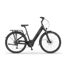 Izdelek na sliki je električno kolo znamke Ecobike, model LX 100. Kolo ima udoben okvir z nizkim vstopom, kar olajša uporabo. Opremljeno je z debelimi pnevmatikami, diskastimi zavorami in nosilcem za prtljago, kar ga naredi primernega za mestno vožnjo in daljše izlete. Barva kolesa je črna, kar mu daje sodoben in eleganten videz.