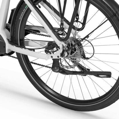 Izdelek je električno kolo, model Ecobike LX 100. Na sliki je prikazan del zadnjega kolesa, vključno z zavorami, verigo in pogonskim mehanizmom. Kolo ima sodobno zasnovo in je opremljeno z disk zavorami, kar zagotavlja učinkovito zaviranje. Vidna je tudi pnevmatika znamke Schwalbe, kar kaže na kakovostno izbiro komponent.