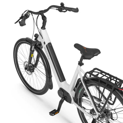 Izdelek na sliki je električno kolo znamke Ecobike, model LX 100. Na sliki je prikazan del kolesa, ki vključuje krmilo, sedež in zadnje kolo z nosilcem. Kolo ima elegantno belo barvo in je zasnovano za udobno vožnjo, kar je razvidno iz oblike okvirja ter dodatkov, kot so disk zavore in električni motor.