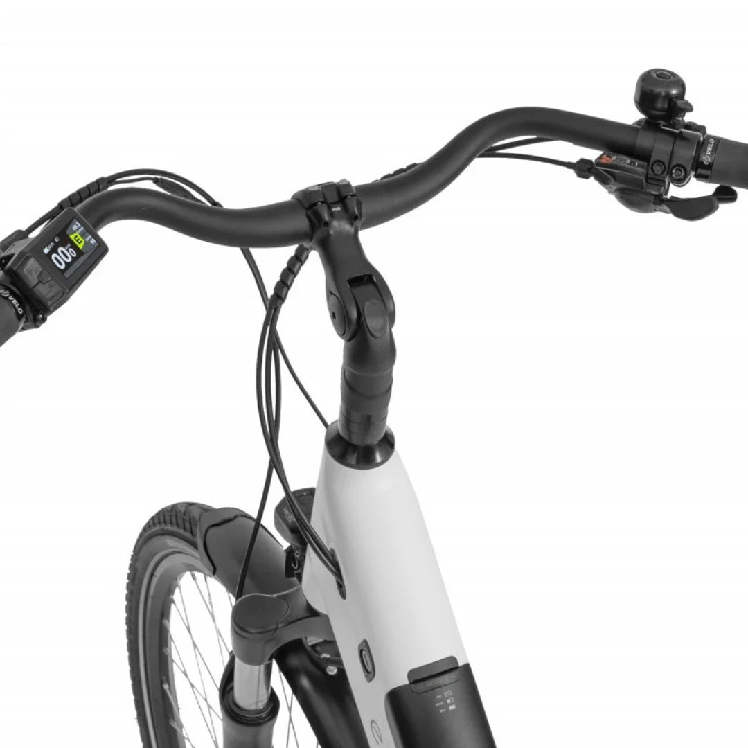 Izdelek je električno kolo znamke Ecobike, model LX 100. Na sliki je prikazan del krmila, ki vključuje digitalni zaslon za prikaz informacij o vožnji, ročico za zaviranje in zvonec. Kolo ima sodoben dizajn z integriranim okvirjem in vidnimi kabli, kar prispeva k estetiki in funkcionalnosti.