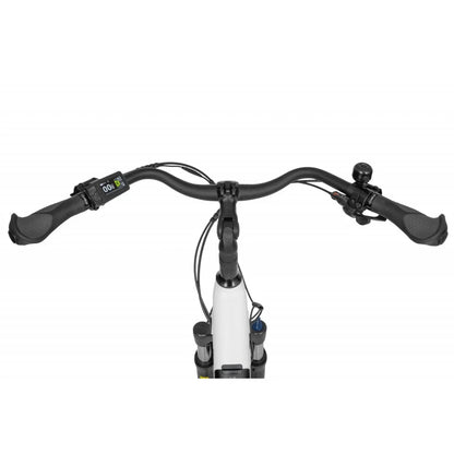 Izdelek je električno kolo, znamke Ecobike, model LX 100. Na sliki so vidni krmili in nadzorna plošča, ki prikazuje informacije o hitrosti in stanju baterije. Kolo ima ergonomske ročaje in dodatke, kot so zvonec in ročica za prestavljanje.