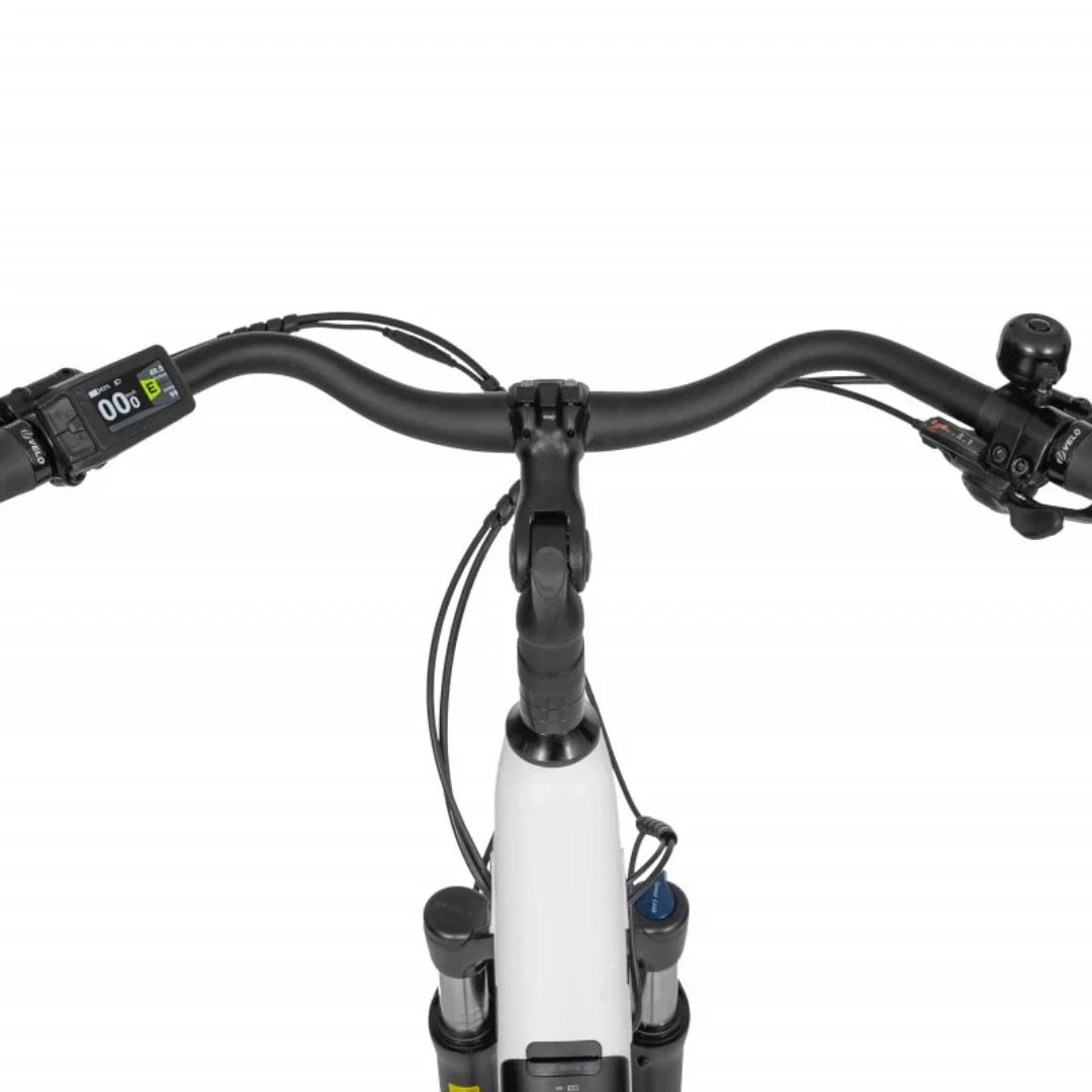 Izdelek je električno kolo znamke Ecobike, model LX 100. Na sliki je prikazan pogled na krmilo, ki vključuje digitalni zaslon za prikaz hitrosti in drugih podatkov, ter ročice za zaviranje. Vidni so tudi kabli in del okvirja kolesa, ki je v beli barvi.