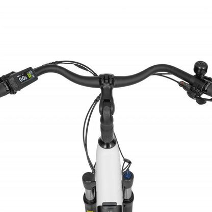 Izdelek je električno kolo znamke Ecobike, model LX 100. Na sliki je prikazan pogled na krmilo, ki vključuje digitalni zaslon za prikaz hitrosti in drugih podatkov, ter ročice za zaviranje. Vidni so tudi kabli in del okvirja kolesa, ki je v beli barvi.