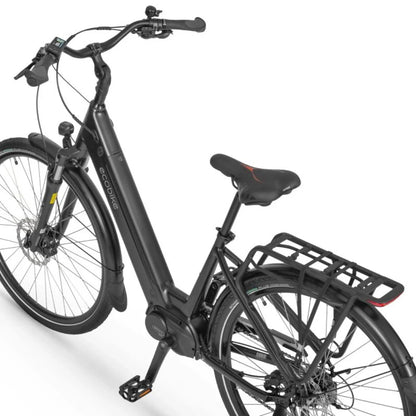 Izdelek je električno kolo znamke Ecobike, model LX 100. Na sliki je vidno kolo s črnim okvirjem, širokimi pnevmatikami in udobnim sedežem. Ima tudi zadnji prtljažnik, kar omogoča prevoz dodatne opreme. Na krmilu je prikazovalnik, ki verjetno prikazuje podatke o hitrosti in stanju baterije.