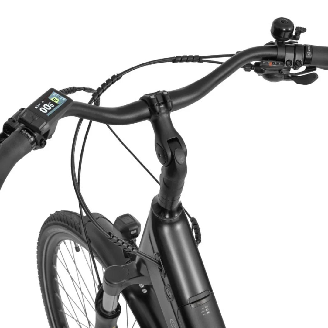 Izdelek je električno kolo znamke Ecobike, model LX 100. Na sliki je prikazan del krmila, kjer je vidna digitalna zaslonka, ki prikazuje podatke o hitrosti in stanju baterije. Kolo ima tudi ročico za zavoro in zvonec, kar nakazuje na funkcionalnost in udobje pri vožnji.