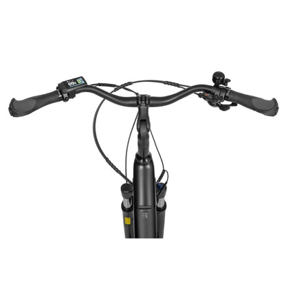 Izdelek je električno kolo, znamke Ecobike, model LX 100. Na sliki so vidni krmili, ki sta opremljena z ergonomskimi ročaji, ter zaslon, ki prikazuje podatke o vožnji. Viden je tudi del okvirja, kjer sta nameščena akumulatorja, kar nakazuje na električni pogon. Celotna zasnova je moderna in funkcionalna, kar je značilno za električna kolesa.