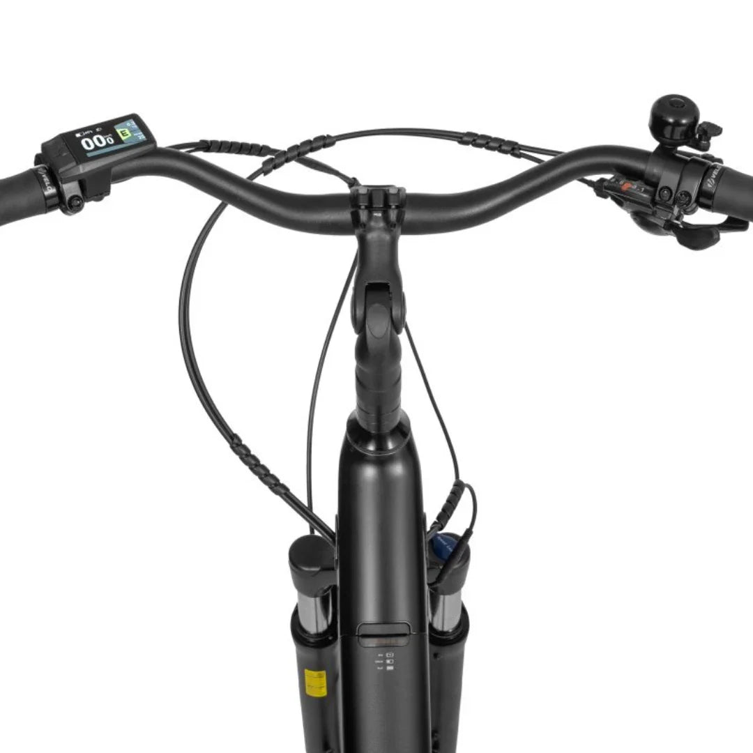 Izdelek je električno kolo znamke Ecobike, model LX 100. Na sliki je vidna krmila kolesa, ki vključujejo digitalni zaslon za prikaz informacij o vožnji, ter ročice za zaviranje in zvonec. Kolo ima tudi baterije, ki so nameščene na okvirju, kar omogoča enostavno uporabo in udobno vožnjo.