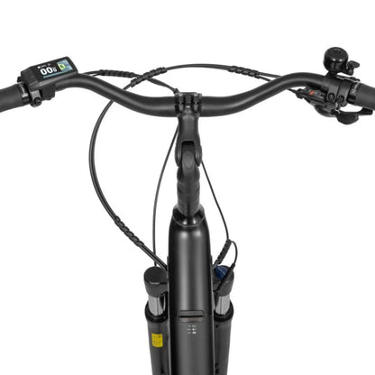 Izdelek je električno kolo znamke Ecobike, model LX 100. Na sliki je vidna krmila kolesa, ki vključujejo digitalni zaslon za prikaz informacij o vožnji, ter ročice za zaviranje in zvonec. Kolo ima tudi baterije, ki so nameščene na okvirju, kar omogoča enostavno uporabo in udobno vožnjo.