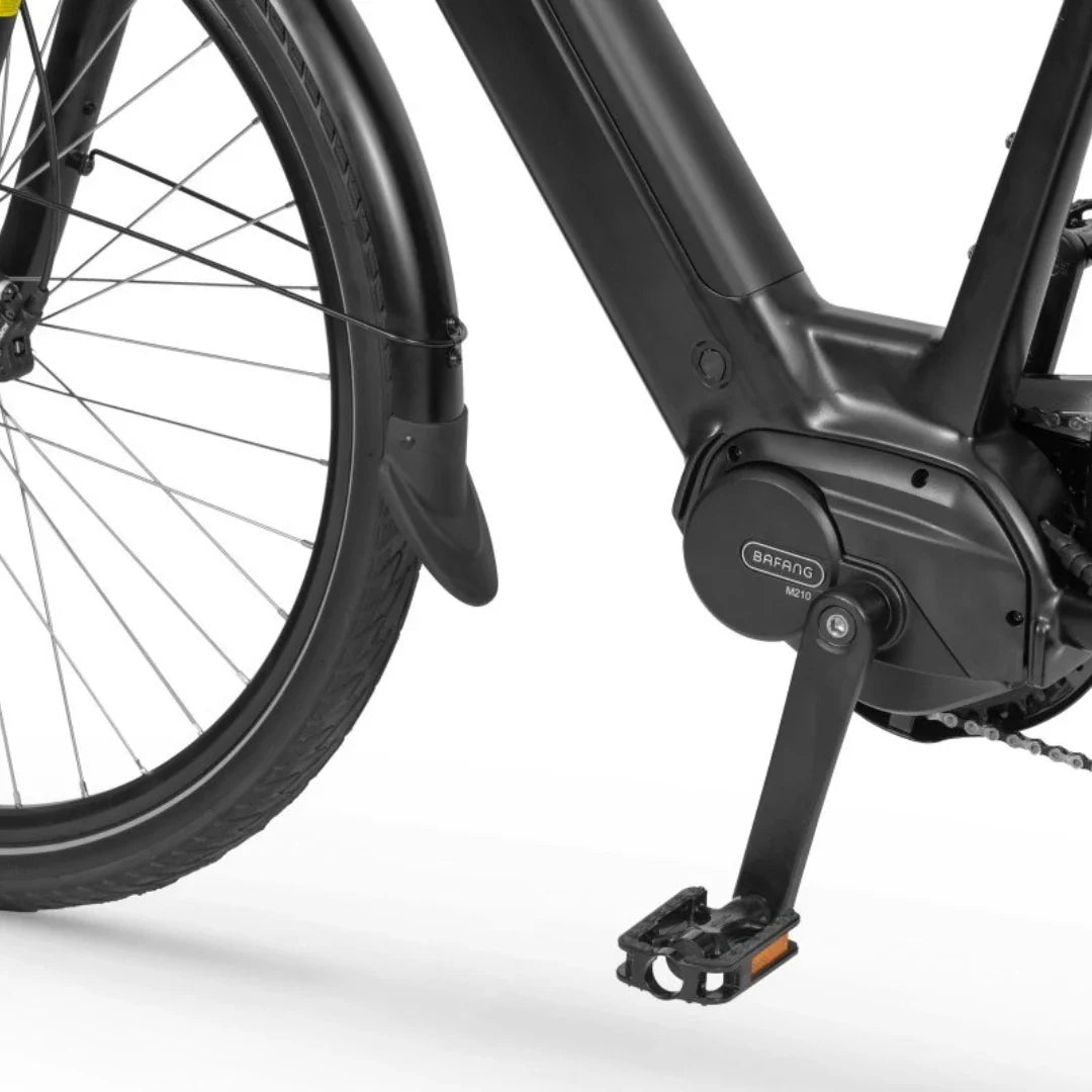 Izdelek je električno kolo znamke Ecobike, model LX 100. Na sliki je prikazan del kolesa, kjer je vidna motorna enota Bafang M210, pedal in zadnji del okvirja. Kolo ima črno barvo in je opremljeno z zaščitnimi blatniki.