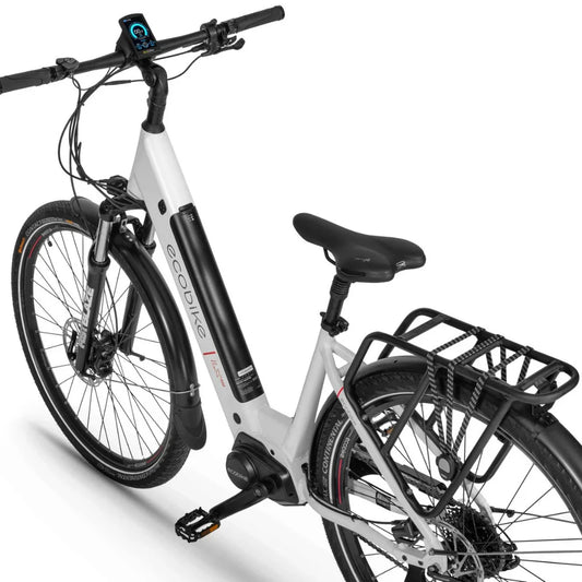 Izdelek je električno kolo, znamke Ecobike, model LX300. Na sliki je vidno moderno električno kolo v beli barvi z črnimi detajli, opremljeno z baterijo na okvirju in LCD zaslonom na krmilu, ki prikazuje informacije o vožnji. Kolo ima tudi nosilec za prtljago in široke pnevmatike, kar nakazuje na udobno vožnjo.