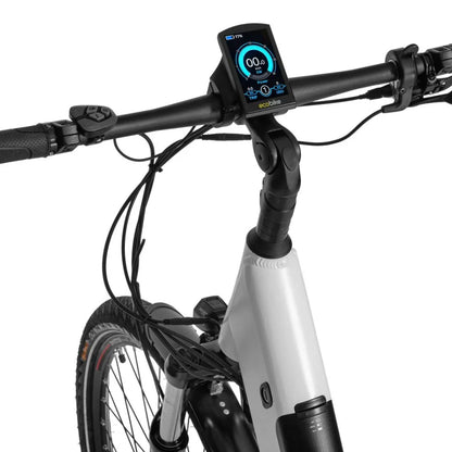 Izdelek je električno kolo znamke Ecobike, model LX300. Na sliki je prikazan del krmila, kjer je nameščen digitalni zaslon, ki prikazuje podatke o hitrosti, moči in drugih informacijah. Vidni so tudi ročaji in del okvirja, ki je zasnovan za udobno vožnjo.