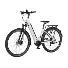 Izdelek na sliki je električno kolo, model Ecobike LX300. Kolo ima moderno zasnovo s širokimi pnevmatikami in robustnim okvirjem, kar omogoča udobno vožnjo. Na sliki so vidni tudi krmilo, sedež ter nosilec za prtljago na zadnjem delu kolesa, kar nakazuje na njegovo praktičnost in uporabnost za vsakodnevne vožnje.