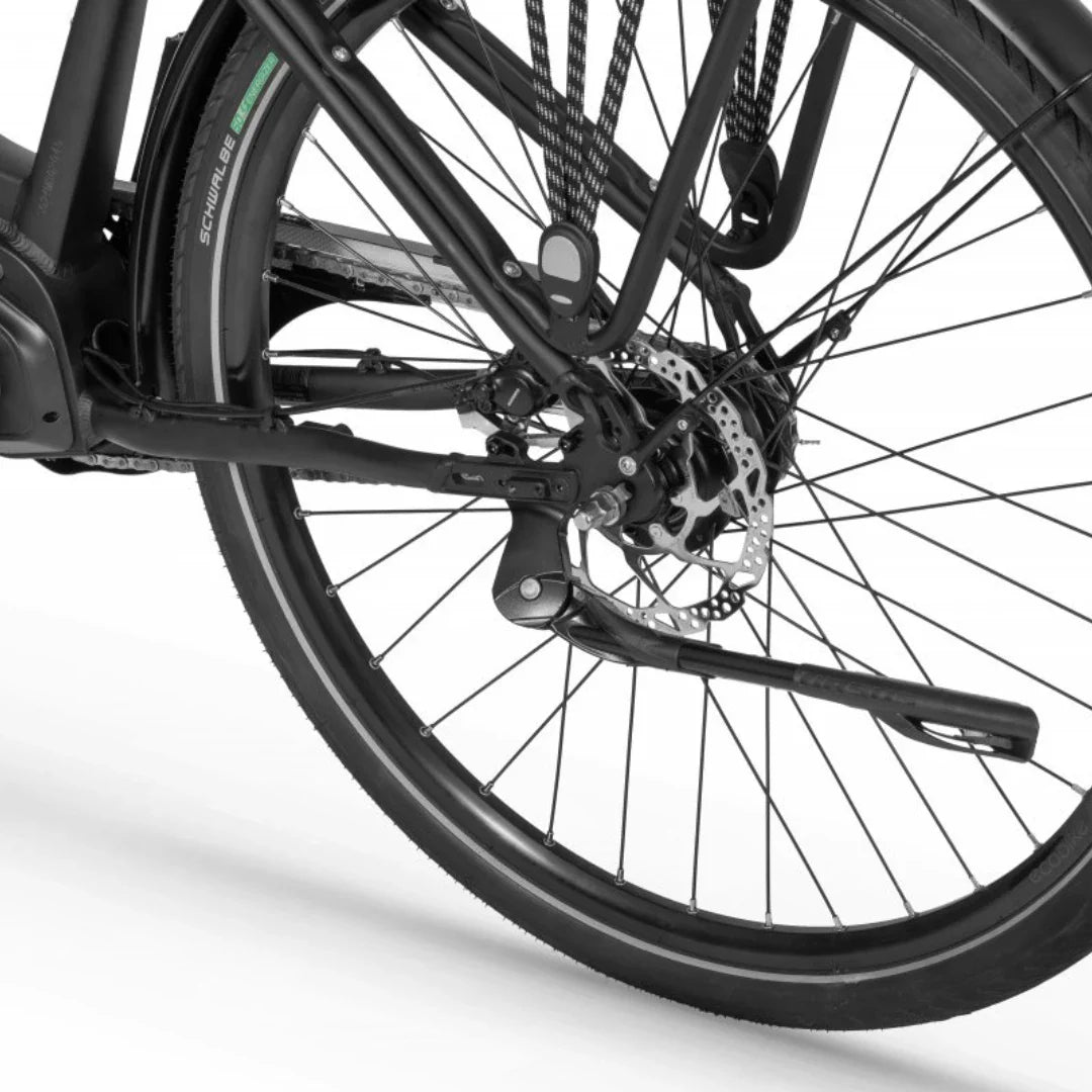 Izdelek je električno kolo znamke Ecobike, model LX. Na sliki je prikazan zadnji del kolesa, vključno s kolesom, zavorami in delom pogonskega sistema. Vidna je tudi pnevmatika z oznako Schwalbe ter disk zavore, kar nakazuje na kakovostno zasnovo in zmogljivost kolesa.