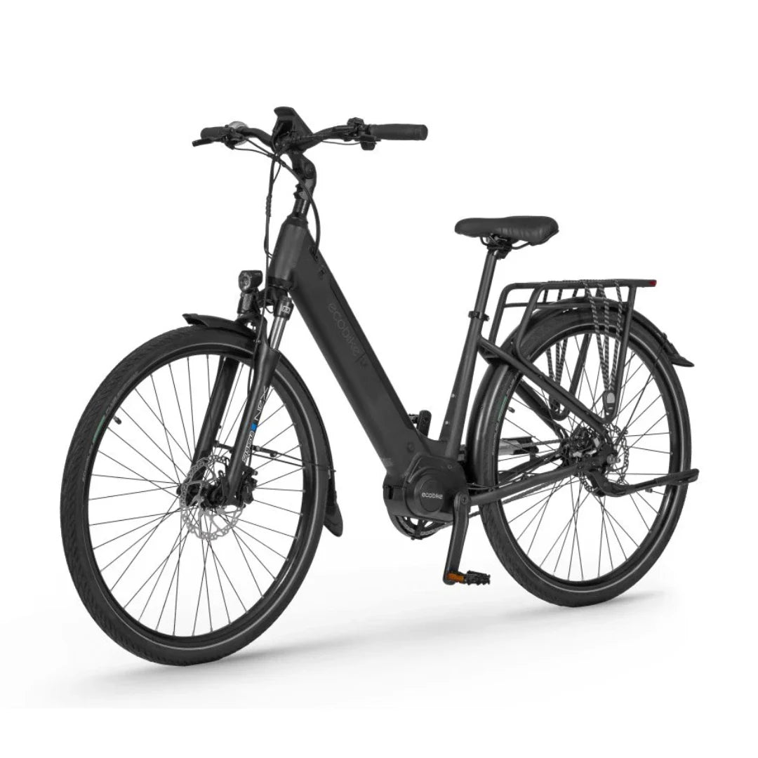 Izdelek je električno kolo znamke Ecobike, model LX. Na sliki je vidno kolo s črnim okvirjem, širokimi pnevmatikami in diskastimi zavorami. Ima udoben sedež in nosilec za prtljago na zadnjem delu, kar ga naredi primernega za mestno vožnjo in daljše izlete. Kolo je zasnovano za enostavno upravljanje in udobno vožnjo.