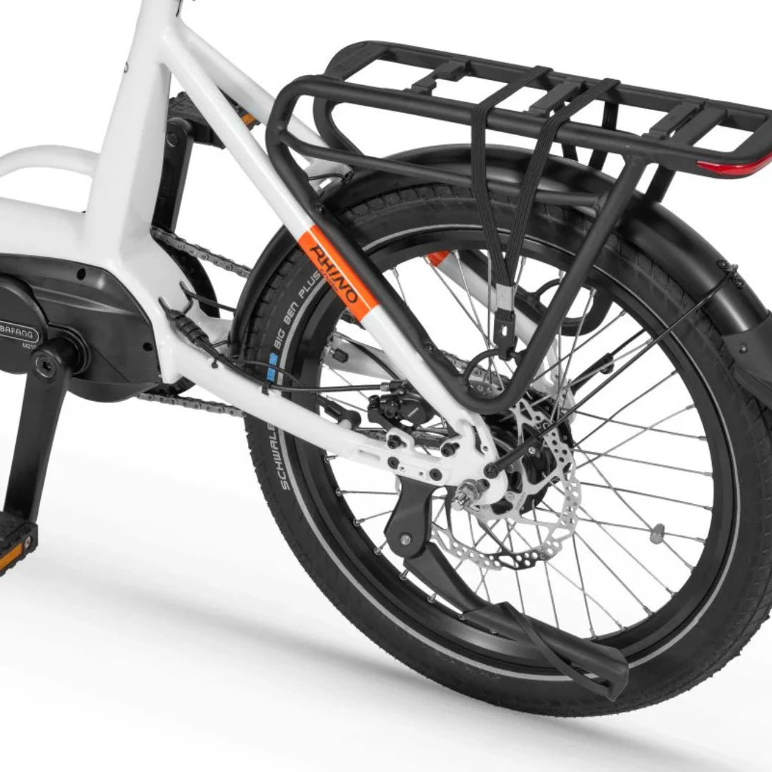 Na sliki je električno kolo znamke Ecobike, model Rhino Cruise. Vidna je zadnja stran kolesa z motorjem, disk zavornim sistemom in nosilcem za prtljago. Kolo ima široke pnevmatike, kar omogoča udobno vožnjo po različnih terenih. Bele barve okvir in črne dodatke dajejo kolesu sodoben videz.