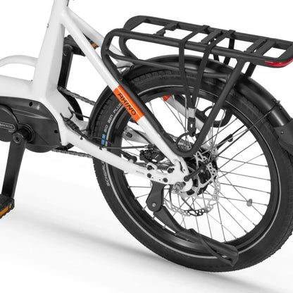 Na sliki je električno kolo znamke Ecobike, model Rhino Cruise. Vidna je zadnja stran kolesa z motorjem, disk zavornim sistemom in nosilcem za prtljago. Kolo ima široke pnevmatike, kar omogoča udobno vožnjo po različnih terenih. Bele barve okvir in črne dodatke dajejo kolesu sodoben videz.