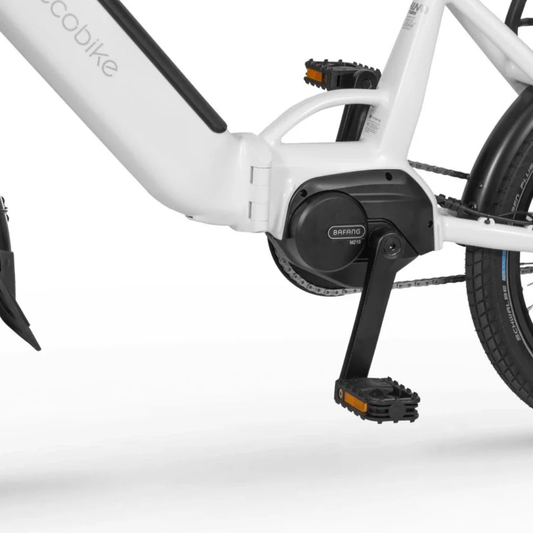 Izdelek je električno kolo znamke Ecobike, model Rhino Cruise. Na sliki je prikazan del kolesa, kjer je nameščen električni motor Bafang, ki je integriran v okvir. Vidni so tudi pedali in del verige, kar nakazuje na funkcionalnost kolesa. Kolo ima sodoben dizajn in je zasnovano za udobno vožnjo.