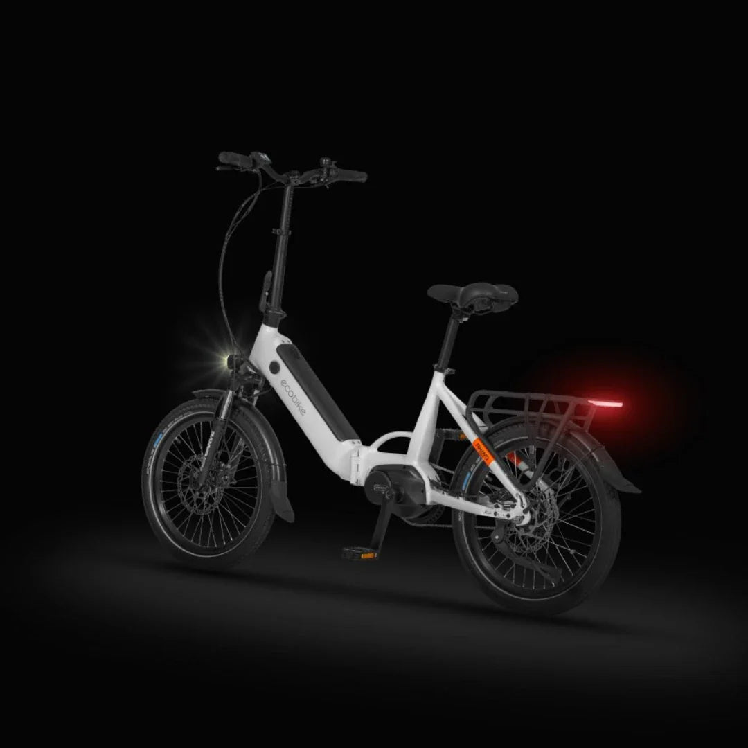 Izdelek je električno kolo znamke Ecobike, model Rhino Cruise. Na sliki je vidno kolo z modernim dizajnom, v beli barvi, opremljeno s sprednjo in zadnjo lučjo ter nosilcem na zadnjem delu. Kolo ima manjše kolesa, kar omogoča boljšo manevrirnost, in je zasnovano za udobno vožnjo v urbanem okolju.