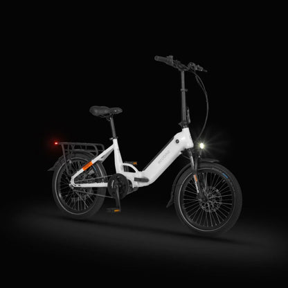 Izdelek na sliki je električno kolo znamke Ecobike, model Rhino Cruise. Kolo je zasnovano v modernem slogu, z belim okvirjem in manjšimi kolesi. Na sliki so vidni tudi dodatki, kot so zadnji prtljažnik in sprednja luč, kar kaže na funkcionalnost in uporabnost v mestnem okolju. Kolo je postavljeno na črni ozadju, kar poudarja njegov dizajn.