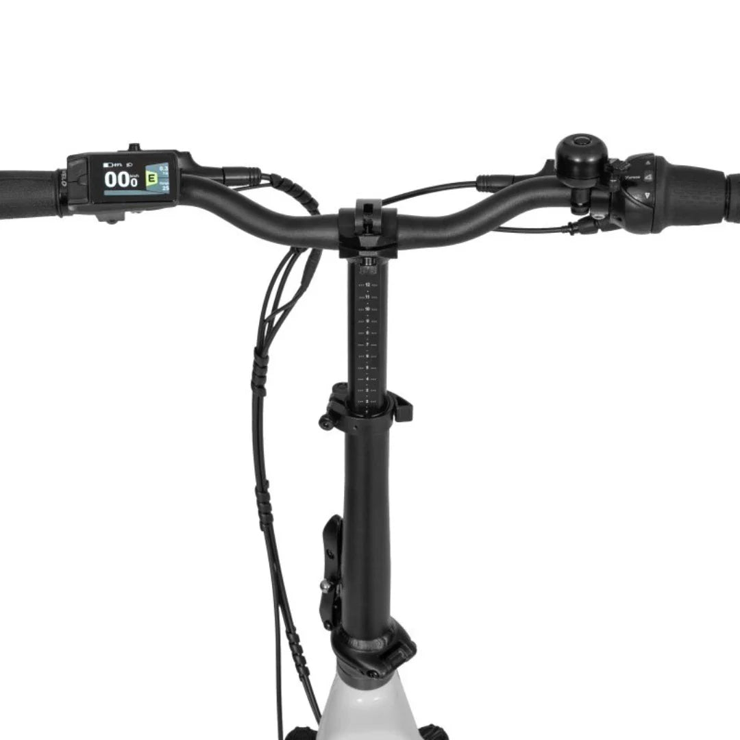 Izdelek je električno kolo znamke Ecobike, model Rhino Cruise. Na sliki je prikazan krmilo kolesa z digitalnim zaslonom, ki prikazuje hitrost in nivo baterije. Vidni so tudi kabli, ki vodijo do krmila, ter mehanizem za nastavitev višine krmila. Kolo ima športen in sodoben videz.