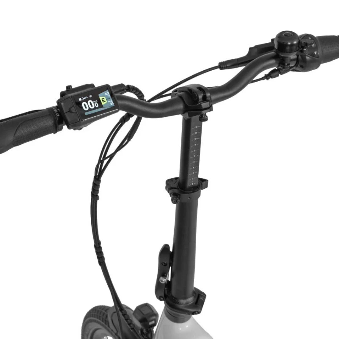 Izdelek je električno kolo, model Rhino Cruise, znamke Ecobike. Na sliki je prikazan del krmila, ki vključuje digitalni zaslon za prikaz informacij o vožnji, ter ročaji in zavorni mehanizem. Vidna je tudi nastavljiva višina krmila, kar omogoča prilagoditev uporabniku.
