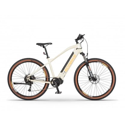 Izdelek je električno kolo, znamke Ecobike, model SX300. Na sliki je vidno kolo z modernim dizajnom, opremljeno s širokimi gumami, kar je primerno za vožnjo po različnih terenih. Kolo ima tudi vzmetenje spredaj, kar omogoča udobnejšo vožnjo po neravnem terenu. Barva okvirja je svetla, kar daje kolesu sodoben videz.