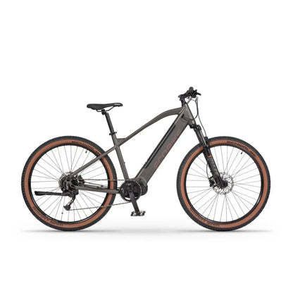 Izdelek je električno kolo, model Ecobike SX300. Na sliki je prikazano kolo v temno sivi barvi, opremljeno z debelimi kolesi za boljšo stabilnost na terenu. Ima robusten okvir, vzmetenje spredaj in široke pnevmatike, kar ga naredi primernega za vožnjo po hribovitih in neurejenih poteh.