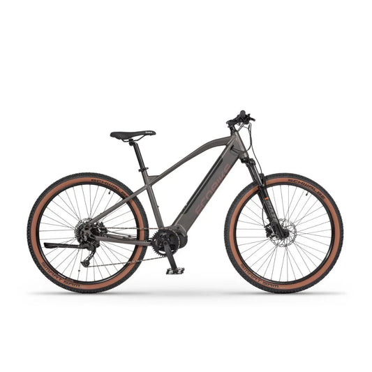 Izdelek je električno kolo, model Ecobike SX300. Na sliki je prikazano kolo v temno sivi barvi, opremljeno z debelimi kolesi za boljšo stabilnost na terenu. Ima robusten okvir, vzmetenje spredaj in široke pnevmatike, kar ga naredi primernega za vožnjo po hribovitih in neurejenih poteh.