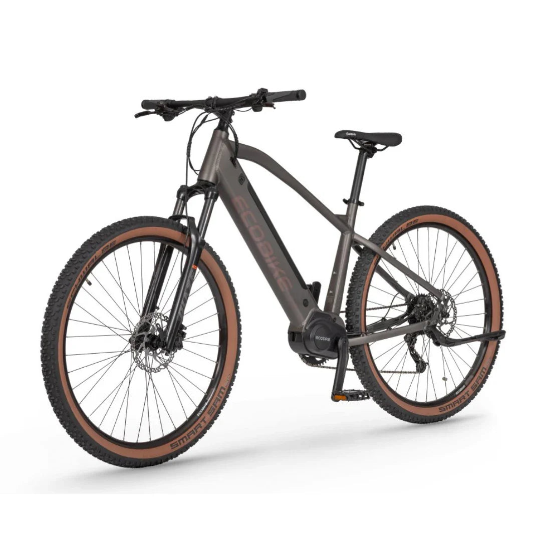 Izdelek je električno kolo znamke Ecobike, model SX300. Na sliki je vidno kolo z robustnim okvirjem, širokimi gumami in disk zavornim sistemom, kar nakazuje na njegovo primernost za terensko vožnjo. Barva okvirja je temno siva, gume pa imajo značilno rjavo obrobo, kar doda estetski pridih. Kolo je zasnovano za udobno in učinkovito vožnjo po različnih terenih.