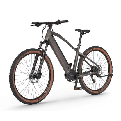 Izdelek je električno kolo znamke Ecobike, model SX300. Na sliki je vidno kolo z robustnim okvirjem, širokimi gumami in disk zavornim sistemom, kar nakazuje na njegovo primernost za terensko vožnjo. Barva okvirja je temno siva, gume pa imajo značilno rjavo obrobo, kar doda estetski pridih. Kolo je zasnovano za udobno in učinkovito vožnjo po različnih terenih.