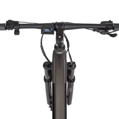 Izdelek je električno kolo, model Ecobike SX300. Na sliki je prikazan nadzorni panel na krmilu, ki prikazuje informacije o hitrosti in nivoju baterije. Vidne so tudi ročice za prestavljanje in zaviranje ter del okvirja kolesa. Kolo ima robusten dizajn, kar nakazuje na primernost za vožnjo po zahtevnejših terenih.