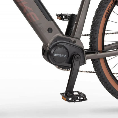 Na sliki je električno kolo znamke Ecobike, model SX300. Vidna je pogonska enota, ki je nameščena na okvirju kolesa, ter pedal, ki je zasnovan za udobno vožnjo. Kolo ima robustno konstrukcijo, kar je značilno za gorska kolesa, in je primerno za vožnjo po različnih terenih.