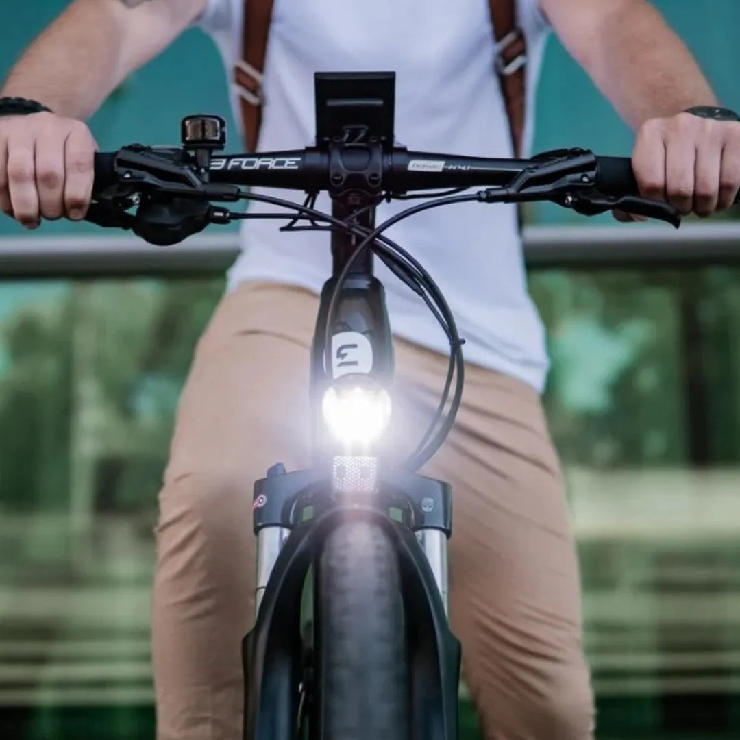 Od blizu posnetek rok kolesarja na krmilu električnega kolesa Econic One Smart Urban.