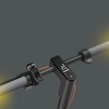 Na sliki je električni skiro, model Xiaomi. Vidni so krmili z digitalnim zaslonom, ki prikazuje hitrost in stanje baterije. Na krmilu je tudi zvonec in gumb za vklop, poleg pa so vidne luči za boljšo vidnost. Celoten dizajn je moden in funkcionalen.