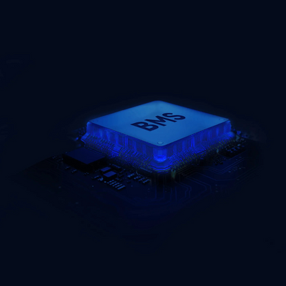 Na sliki je prikazana elektronska komponenta, verjetno del sistema za upravljanje baterij (BMS) električnega skiroja. Znamka je Xiaomi, model pa je "electric-scooter-xiaomi-5". Komponenta je osvetljena z modro svetlobo, kar nakazuje na njeno aktivnost in funkcionalnost v sklopu električnega skiroja.