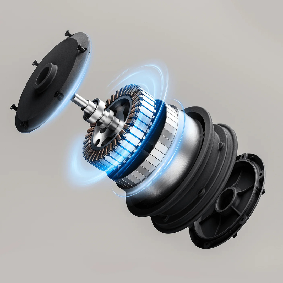 Na sliki je prikazan električni skiro, model Xiaomi. Vidna je razstavljena komponenta motorja, ki vključuje rotor in stator, ter druge notranje dele, kar nakazuje na tehnologijo in konstrukcijo motorja. Osvetlitev okoli komponent poudarja njihovo funkcionalnost in napreden dizajn.