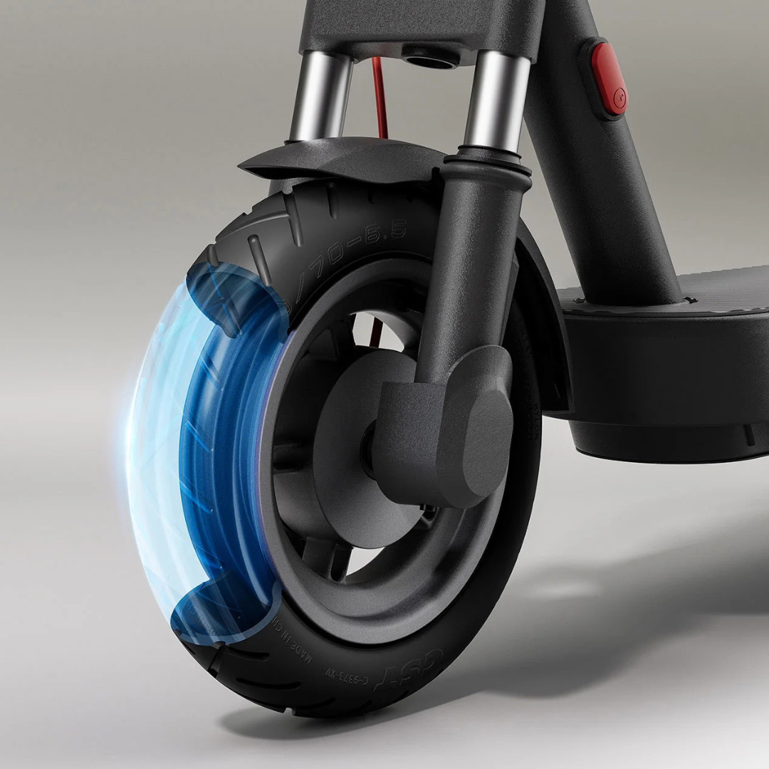 Na sliki je prikazan električni skiro znamke Xiaomi, model "Xiaomi 5". Vidna je sprednja kolesa skiroja, ki ima črno pnevmatiko z izrazitim profilom za boljšo oprijemljivost. Kolo je delno prikazano s svetlobnimi efekti, kar lahko nakazuje na inovativne funkcije ali oblikovanje. Celoten dizajn je minimalističen in sodoben, kar je značilno za to znamko.