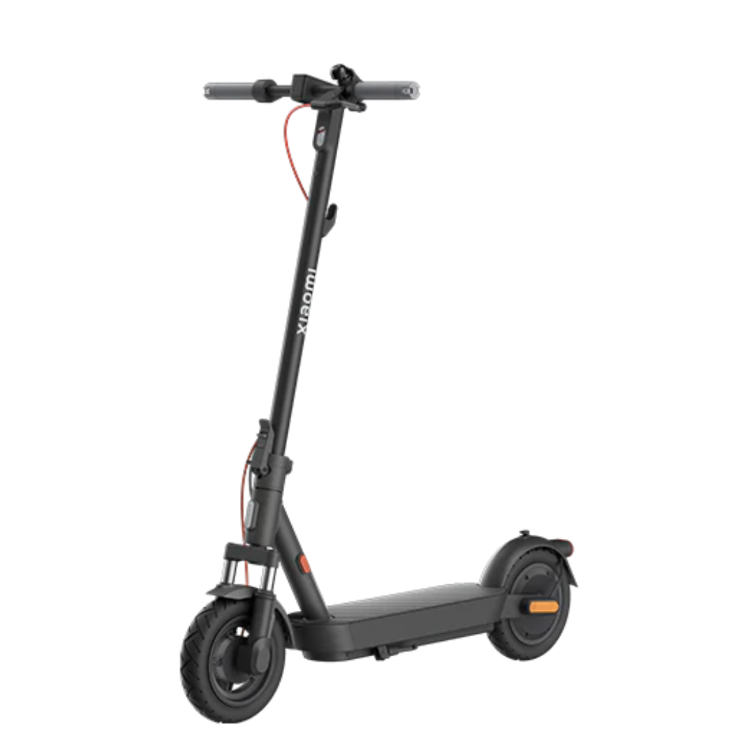 Na sliki je električni skiro znamke Xiaomi, model "Electric Scooter 5". Izdelek ima minimalističen dizajn, črno barvo in je opremljen z dvema kolesoma ter ročaji za upravljanje. Vidne so tudi zavorne komponente in del kolesa, kar nakazuje na funkcionalnost in stabilnost pri vožnji.