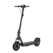 Na sliki je električni skiro znamke Xiaomi, model "Electric Scooter 5". Izdelek ima minimalističen dizajn, črno barvo in je opremljen z dvema kolesoma ter ročaji za upravljanje. Vidne so tudi zavorne komponente in del kolesa, kar nakazuje na funkcionalnost in stabilnost pri vožnji.
