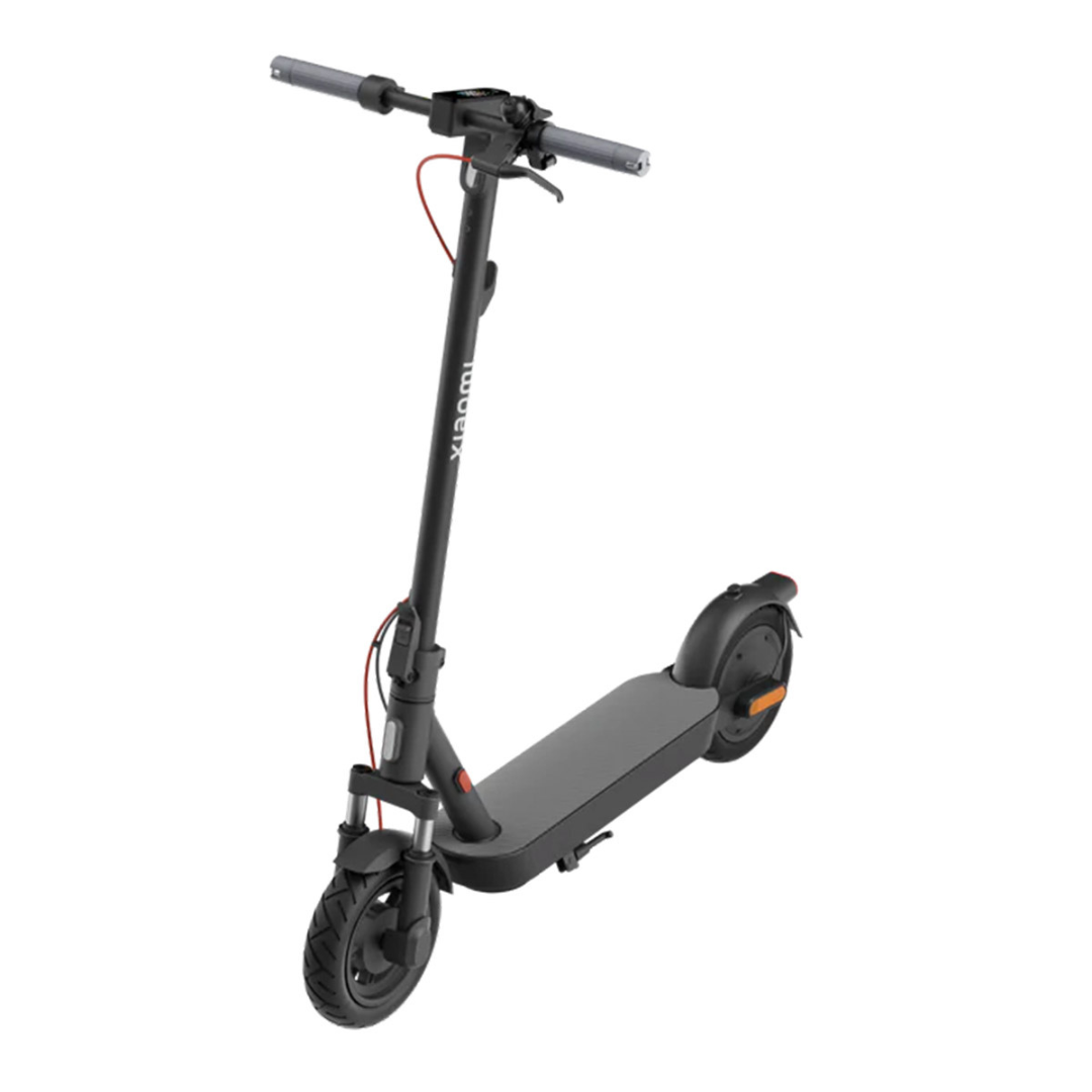 Izdelek je električni skiro, znamke Xiaomi, model pa je Xiaomi 5. Na sliki je prikazan skiro v črni barvi, z ergonomskimi ročaji in široko platformo za stojanje. Vidne so tudi kolesa, sprednje vzmetenje ter elementi za krmiljenje, kar nakazuje na moderno in praktično zasnovo.