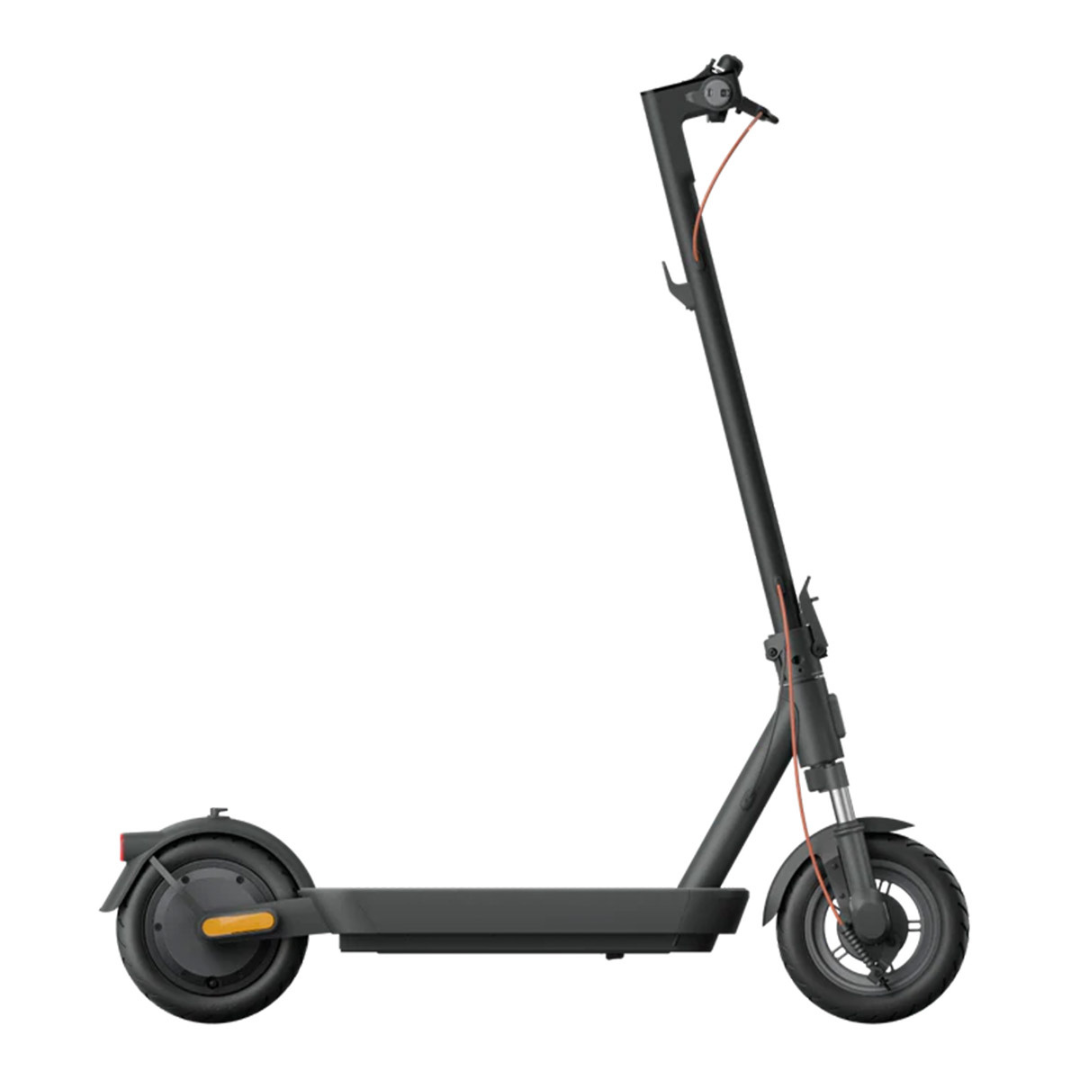 Izdelek je električni skiro, znamke Xiaomi, model "Xiaomi 5". Na sliki je prikazan stranski pogled na skiro, ki ima minimalistično zasnovo v črni barvi. Vidni so široki kolesi, široka platforma za stojišče ter upravljalna ročica na vrhu, kar nakazuje na udobno vožnjo.