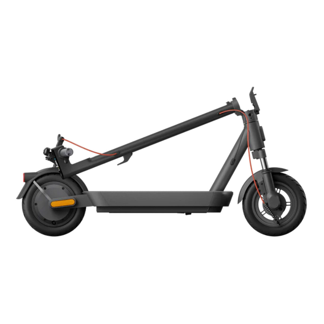 Izdelek je električni skiro, znamke Xiaomi, model "Xiaomi 5". Na sliki je prikazan skiro v zloženem stanju, kar omogoča enostavno prenašanje in shranjevanje. Barva skiroja je temno siva, vidni so tudi kolesi ter del okvirja in krmila.