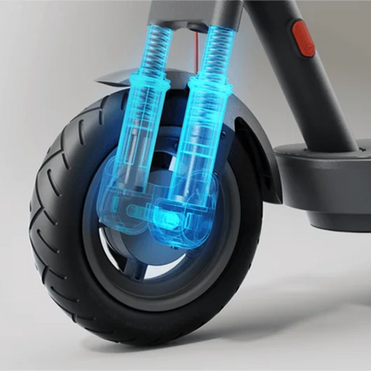 Izdelek na sliki je električni skiro znamke Xiaomi, model "Xiaomi 5". Na sliki je prikazana sprednja pnevmatika s sistemom vzmetenja, ki je označen z modro barvo, kar prikazuje njegov delovni mehanizem. Pnevmatika ima robusten profil, kar omogoča boljšo stabilnost in udobje med vožnjo.