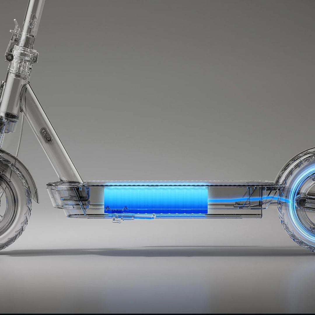 Na sliki je električni skiro znamke Xiaomi, model "Xiaomi 5". Prikazana je prosojna zasnova skiroja, ki razkriva notranje komponente, vključno z baterijo, ki je osvetljena v modri barvi. Vidni so tudi kolesi in okvir skiroja, kar daje vpogled v njegovo strukturo in tehnologijo.