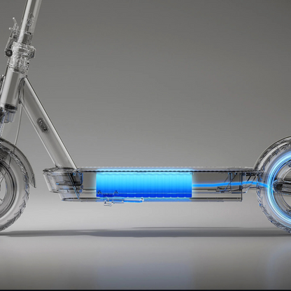 Na sliki je električni skiro znamke Xiaomi, model "Xiaomi 5". Prikazana je prosojna zasnova skiroja, ki razkriva notranje komponente, vključno z baterijo, ki je osvetljena v modri barvi. Vidni so tudi kolesi in okvir skiroja, kar daje vpogled v njegovo strukturo in tehnologijo.