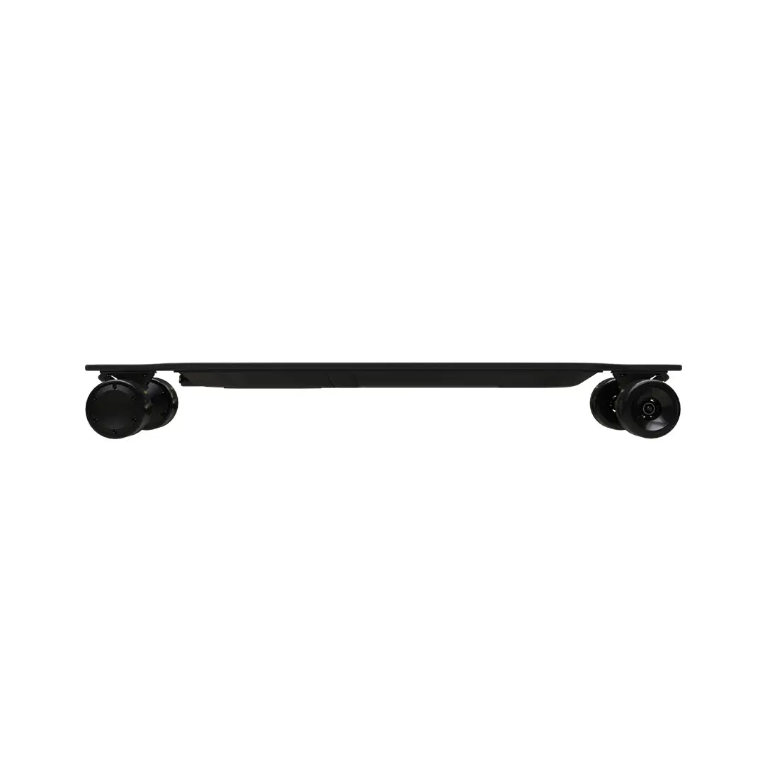 Električni skejtbord Dila Pro, gledano s strani, prikazuje svojo elegantno, minimalistično obliko.